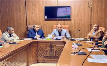 نائب محافظ الوادي الجديد يعقد اجتماع لجنة متابعة الخطة الاستثمارية وملفات التقنين
