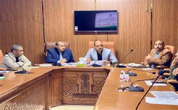 نائب محافظ الوادي الجديد يعقد اجتماع لجنة متابعة الخطة الاستثمارية وملفات التقنين