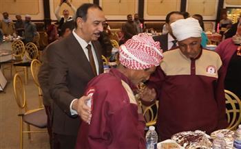 محافظ سوهاج يشارك عمال النظافة إفطار "جبر الخواطر" ويُكرّم المتميزين