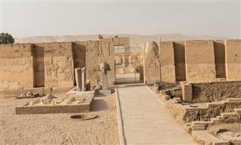 الانتهاء من ترميم رأس تمثال من الجرانيت للملك رمسيس الثاني داخل معبده في أبيدوس