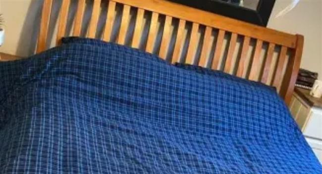 بريطاني يدخل الطوارئ بسبب النوم على ملاءات سرير زرقاء