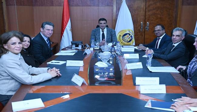 وزير الصناعة يبحث مع البنك الأوروبي دعم المشروعات الخضراء وخفض الانبعاثات  
