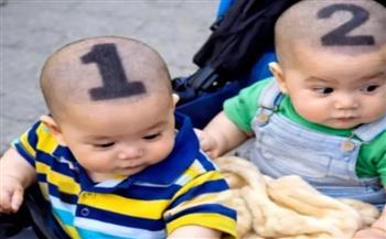  لن تصدق.. أب "يٌرقّم" طفليه التوأم ليفرّق بينهما