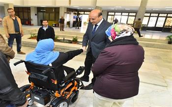 محافظ أسيوط يدعم الأولى بالرعاية بتسليم جهاز عروسة وكراسي كهربائية متحركة وسرير متكامل