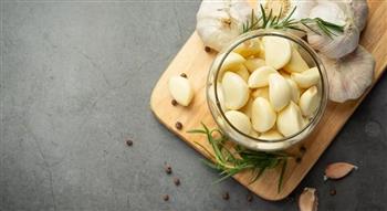 7 أطعمة تعزز المناعة.. منها الثوم 