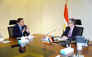 وزير التخطيط يبحث مع السفير البريطاني تعزيز التعاون الاقتصادي