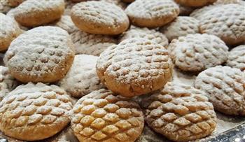 قبل تناول كحك العيد.. طبيب يكشف مخاطر الإفراط فيه ويحدد الكمية المناسبة| خاص