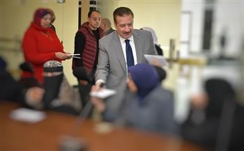 محافظ بورسعيد يلتقي الأسر الأولى بالرعاية ويقدم مبالغ مالية وعينية