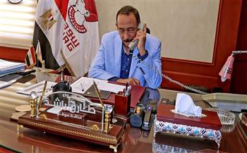 محافظ سوهاج يهنئ السيدة "جمالات" الفائزة بجائزة الأم المثالية على مستوى المحافظة