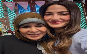 تارا عماد تشارك جمهورها صور من كواليس مسلسل «إفراج» برفقة نجاح حسن| صور