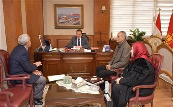 محافظ بورسعيد يتابع موقف تطوير عدد من المدارس مع هيئة الأبنية التعليمية 