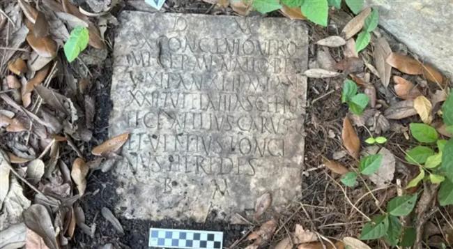 عمره 1900 عام.. العثور على شاهد قبر جندي روماني في حديقة منزل