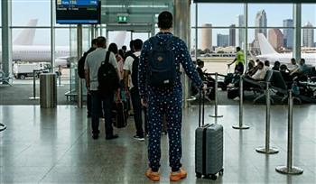 لقد طفح الكيل.. مطار أمريكي شهير يحظر الكروكس والبيجاما