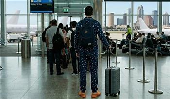 لقد طفح الكيل.. مطار أمريكي شهير يحظر الكروكس والبيجاما