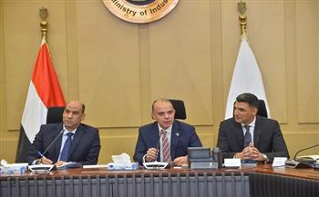 وزراء الاستثمار والصناعة والعمل يلتقون أعضاء المجلس التصديري للملابس الجاهزة  لتعزيز تنافسية القطاع 