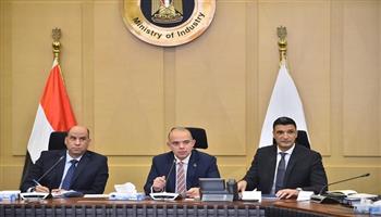 وزراء الاستثمار والصناعة والعمل يبحثون دعم صناعة الملابس الجاهزة وتعزيز تنافسيتها عالمياً