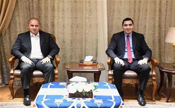 وزير الرياضة يلتقي رئيس شركة بيرزنتيشن لايف لتعزيز التعاون المشترك