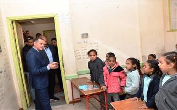 محافظ أسوان في جولة مفاجئة بمجمع العروبة: لا تهاون في الانضباط والنظافة