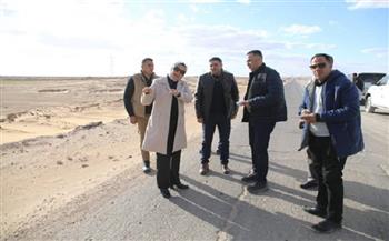 محافظ الوادي الجديد تتفقد أعمال طريقي الخارجة الداخلة و الخلفاء بمركز بلاط 