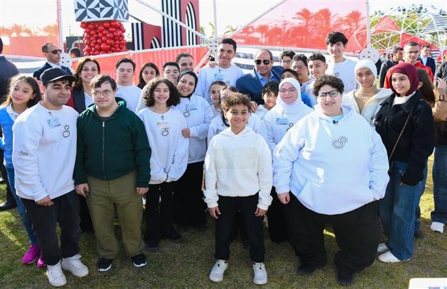 في تقليد سنوي.. صورة تذكارية تجمع الرئيس السيسي مع أبناء الشهداء خلال احتفالية عيد الفطر المبارك