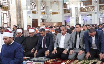 محافظ البحر الأحمر يؤدي صلاة عيد الفطر المبارك بمسجد الميناء الكبير بالغردقة