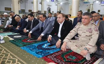 محافظ سوهاج ومدير الأمن يؤديان صلاة عيد الفطر المبارك بمسجد الشرطة بمدينة ناصر 