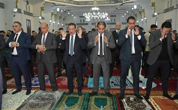محافظ بورسعيد يؤدي صلاة عيد الفطر المبارك بالمسجد العباسي بحي العرب 