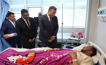 محافظ البحر الأحمر يهنئ المرضي والعاملين بمستشفى الحميات ومستشفي الغردقة العام بعيد الفطر المبارك 