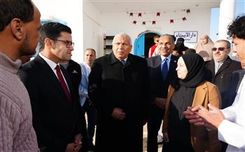 محافظ مطروح يشارك أطفال دار الأيتام فرحة عيد الفطر