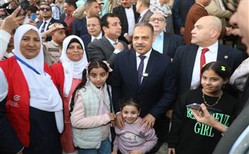 محافظ الشرقية يشارك أبناء المحافظة  تأدية صلاة عيد الفطر من داخل مسجد الفتح بالزقازيق 