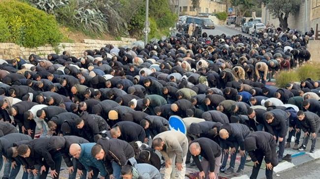الاحتلال الإسرائيلي يمنع صلاة العيد في "الأقصى" والفلسطينيون يؤدونها في محيطه وسط تضييق واعتداءات