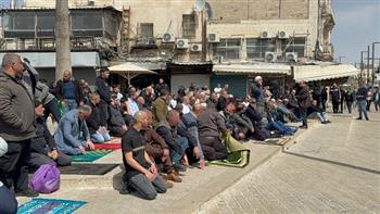 الفلسطينيون بغزة يؤدون صلاة العيد في الساحات وبين أنقاض المساجد التي دمرها الاحتلال الإسرائيلي