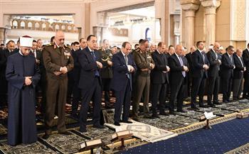 الرئيس السيسي يؤدي صلاة عيد الفطر بمسجد الفتاح العليم بالعاصمة الجديدة ويفتتح مونوريل شرق النيل| صور