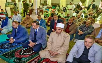 محافظ سوهاج يؤدي صلاة الجمعة بمسجد الشرطة ويلتقي المواطنين عقب الصلاة