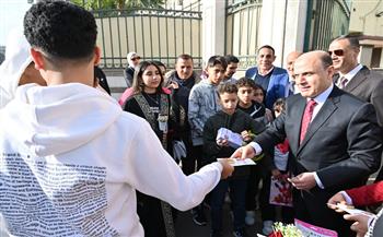 محافظ الغربية يوزع هدايا الرئيس على الأطفال في شوارع وميادين المحافظة