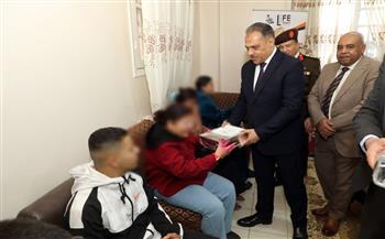 محافظ الشرقية يشارك أبناء دار الرعاية بنين وبنات وعمال النظافة فرحتهم بعيد الفطر المبارك