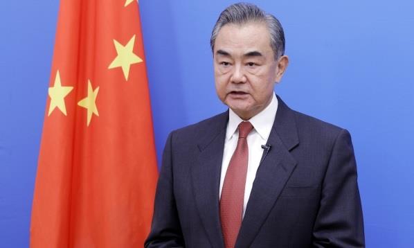 وزير الخارجية الصيني يحث على بذل الجهود لمنع تصعيد الصراع في الشرق الأوسط