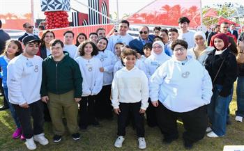 في تقليد سنوي.. صورة تذكارية تجمع الرئيس السيسي مع أبناء الشهداء خلال احتفالية عيد الفطر المبارك