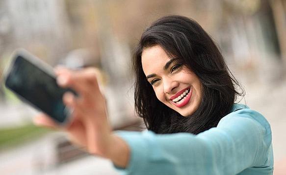 صور العيد على السويشيال ميديا.. متعة افتراضية أم استمتاع حقيقي؟ استشاري الطب النفسي يوضح| خاص