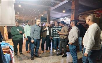 نائب محافظ أسوان يتفقد السوق السياحي ويشدد على أصحاب المحال بالالتزام بخطوط التنظيم