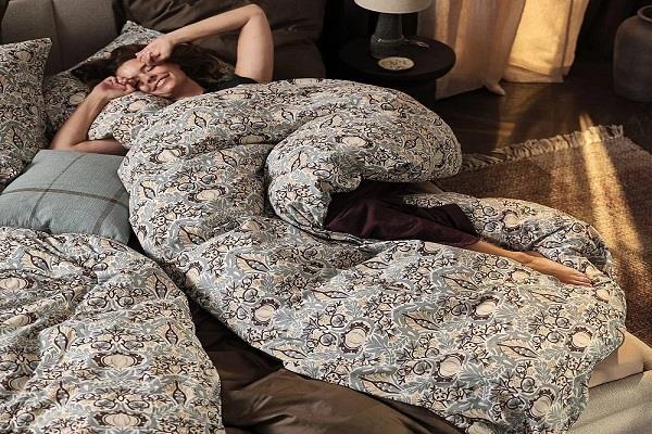 سريرك قد يسرق شبابك.. كيف تؤثر طريقة نومك على نضارتك؟