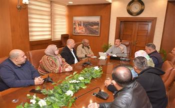 محافظ بورسعيد يعقد اجتماعًا موسعًا مع رؤساء الأحياء وبورفؤاد ونوابهم بحضور شركة النظافة