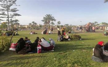 المواطنون بدمياط يتوجهون للحدائق والمتنزهات في ثاني أيام عيد الفطر المبارك رغم سقوط الأمطار