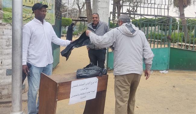 محافظة الجيزة توزّع أكياسًا بلاستيكية مجانًا لروّاد الحدائق والمتنزهات لتيسير جمع المخلفات