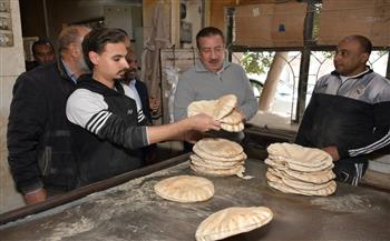محافظ بورسعيد يتفقد أحد المخابز بحي الشرق لمتابعة توافر الخبز والالتزام بالأوزان المحددة