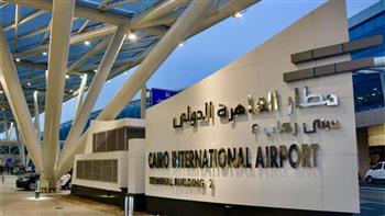 مطار القاهرة الدولي يحتفل بالأمهات في عيدهن ويوزع الهدايا على المسافرات