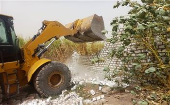 محافظ أسوان يوجه باتخاذ إجراءات حازمة حال إعادة البناء المخالف