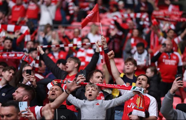 كأس الرابطة.. ملحمة جماهيرية في المدرجات بين عشاق أرسنال ومانشستر سيتي| صور