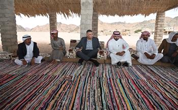 محافظ جنوب سيناء يزور أهالي تجمع وادي خريزة بشرم الشيخ ويوجه بسرعة تلبية مطالبهم