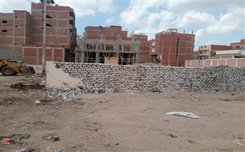 حي ثان الزقازيق يقيم سورًا لأرض فضاء لمنع تراكم القمامة خلال إجازة عيد الفطر